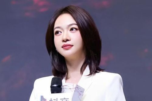 Ngô Cẩn Ngôn ôm bụng bầu vượt mặt xuất hiện cạnh chồng