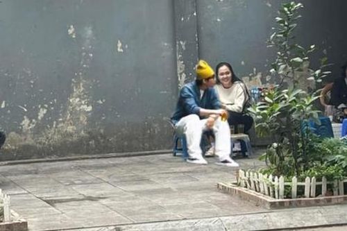 Vợ Duy Mạnh tung ảnh uống trà đá cùng địa điểm với Sơn Tùng, chồng nói một câu gây chú ý