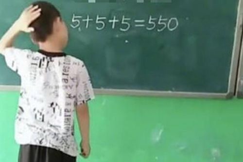 Bé trai tiểu học gây trầm trồ khi biến '5+5+5=550' thành phép tính đúng