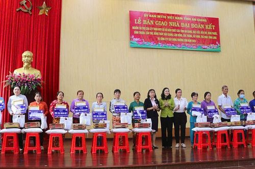 Bàn giao 145 căn nhà Đại đoàn kết cho người nghèo