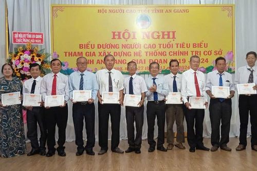 Biểu dương người cao tuổi tiêu biểu tham gia xây dựng hệ thống chính trị cơ sở, giai đoạn 2019 - 2024