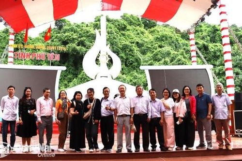 Hội Nhà báo tỉnh về nguồn tại Vũng Rô - Phú Yên
