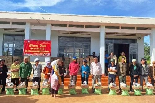 Pleiku: Tặng 400 suất quà cho các hộ dân khó khăn