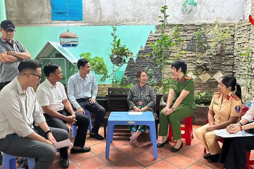 Ban An toàn giao thông TP. Nha Trang thăm, hỗ trợ các nạn nhân, gia đình nạn nhân bị tai nạn giao thông