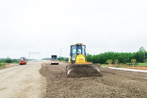 Vạn Ninh: Bàn giao mặt bằng toàn tuyến đường bộ cao tốc đoạn Vân Phong - Nha Trang