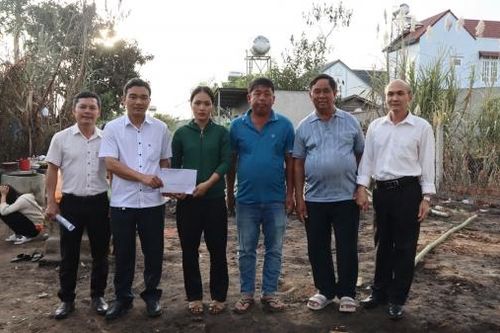 Đức Trọng: Thăm, trao kinh phí hỗ trợ gia đình người dân bị hỏa hoạn