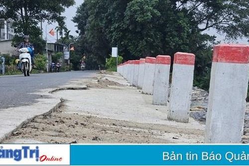 Đoạn kè tạm thời chống sạt lở bờ sông Hiếu tiếp tục bị rạn nứt
