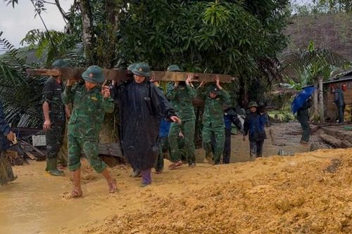Hỗ trợ gia đình ông Trần Văn Khưa dựng lại nhà bị sập do sạt lở