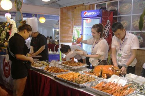 Liên hoan ẩm thực Quảng Ninh 2024 quy tụ 200 gian hàng đến từ ba miền Bắc - Trung - Nam