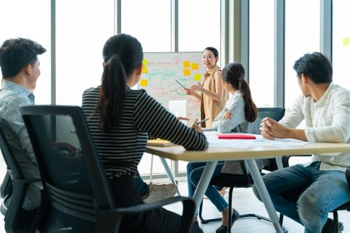 82% doanh nghiệp Việt Nam dự kiến điều chỉnh lương năm 2025