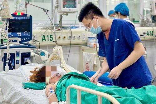 Nhập viện thở máy sau khi bị mò đốt