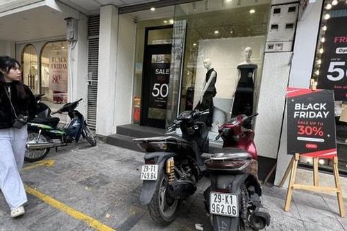 Cận kề ngày Black Friday, cửa hàng, trung tâm thương mại Hà Nội vẫn vắng khách