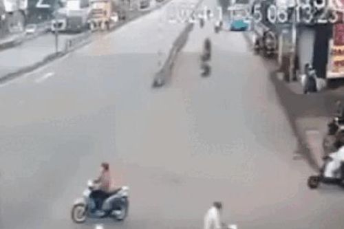 Nữ sinh đi xe đạp điện tử vong thương tâm dưới bánh xe đầu kéo
