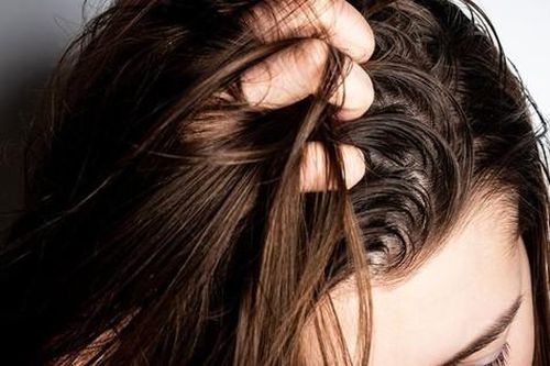 Mẹo khắc phục tóc bết trong mùa đông