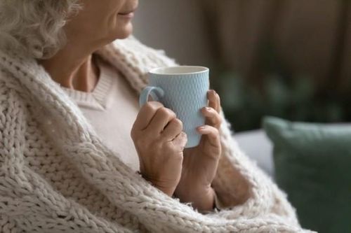 Hạ thân nhiệt mùa lạnh ở người già và cách xử trí