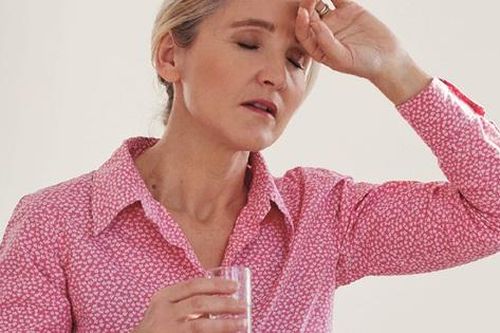 10 mẹo đối phó với những khó chịu thời kỳ mãn kinh