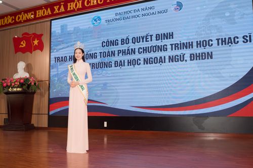 Hoa hậu Thanh Thủy được Chủ tịch UBND TP Đà Nẵng trao tặng bằng khen