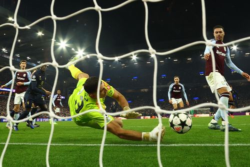 Emiliano Martinez cứu thua xuất thần