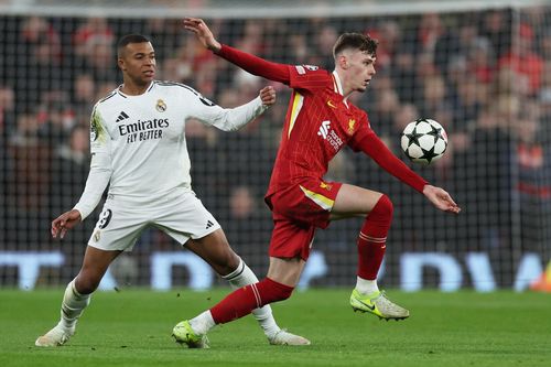 Pha tắc bóng để đời của cầu thủ vô danh trước Mbappe