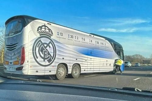 Xe buýt của Real Madrid gặp tai nạn ở Anh