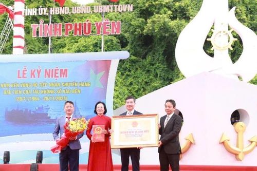 Phú Yên kỷ niệm 60 năm bến Vũng Rô tiếp nhận chuyến hàng đầu tiên của Tàu Không số vào bến