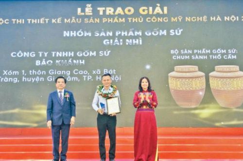 Truyền tải tình yêu quê hương qua sản phẩm gốm