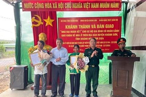 Bộ CHQS tỉnh Khánh Hòa bàn giao hai 'Nhà đại đoàn kết' tại huyện Khánh Sơn