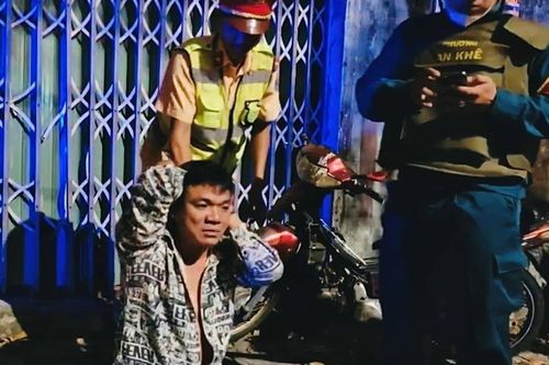 Kịp thời khống chế đối tượng dùng dao tấn công lực lượng CSGT