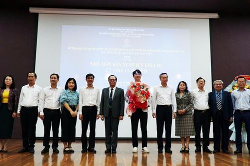 Trao quyết định chấp thuận chủ trương đầu tư Dự án Nhà máy sản xuất ICT VINA 3