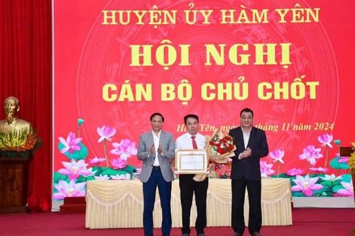 Gia đình thầy giáo ở Tuyên Quang được Ban Tuyên giáo Trung ương tặng Bằng khen