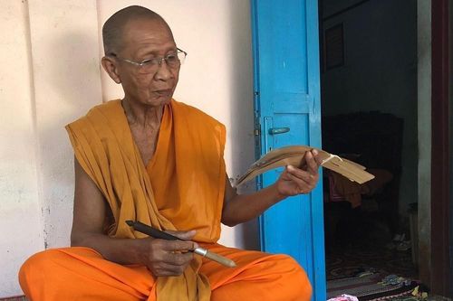 Kinh viết trên lá buông - 'báu vật' trong các chùa Khmer