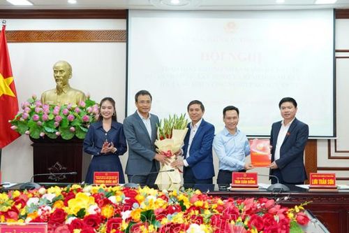 Trao Giấy chứng nhận đầu tư Dự án đầu tư xây dựng và kinh doanh kết cấu hạ tầng KCN Đồng Văn VI