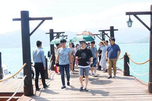 Khách quốc tế tấp nập đến Cam Ranh ngày cuối năm
