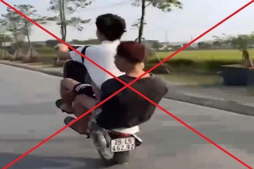 Con đi xe máy 'bốc đầu' trên đường, bố bị phạt tiền