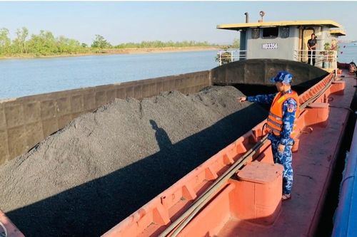 Bộ Tư lệnh vùng Cảnh sát biển 1 bắt giữ tàu chở than không rõ nguồn gốc