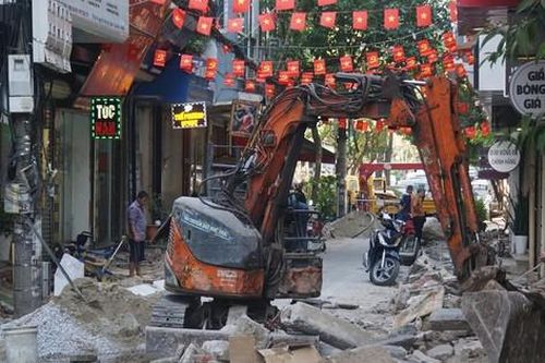 Người dân Hà Nội khổ vì thi công cải tạo vỉa hè