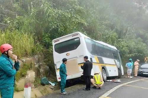Xe du lịch mất phanh khi đổ đèo, nhiều du khách nước ngoài bị thương