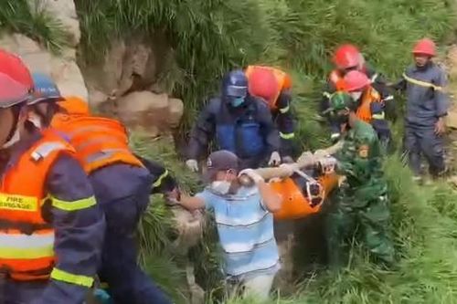 Đưa thi thể nạn nhân rơi xuống vực sâu 200m trong lúc đi đào cây cảnh lên bờ