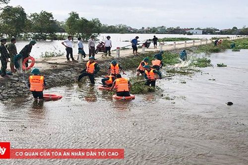 Triển khai nhiều biện pháp xử lý môi trường sau ngập lụt
