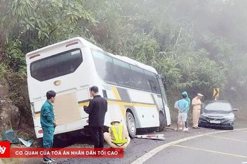 Xe khách bị nạn trên đèo Khánh Lê, 21 người nước ngoài bị thương