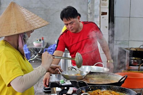Quán cơm độc đáo ở TP.HCM, anh chủ nấu 30 món mỗi ngày không cần nồi