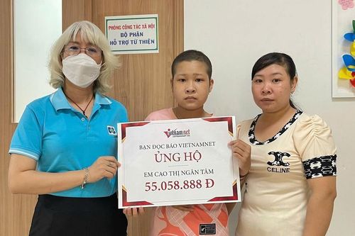 Trao hơn 55 triệu đồng đến nữ sinh bị ung thư khao khát đến trường