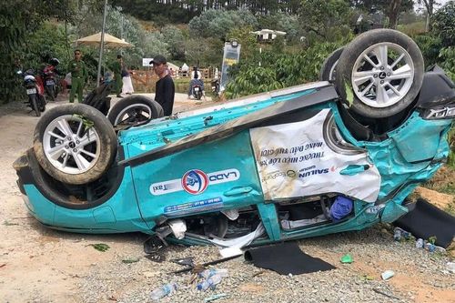 Taxi ở Đà Lạt lao vào vách núi rồi lộn nhiều vòng, bé gái 1 tuổi tử vong