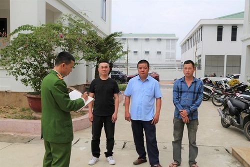 Đốt pháo cho vui, 5 người bị khởi tố, tạm giữ