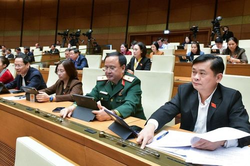 Quốc hội thông qua luật về tăng tuổi nghỉ hưu của sĩ quan quân đội