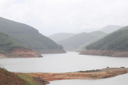 Hồ chứa nước thủy điện lớn nhất Quảng Ngãi 'đói nước' ngay trong mùa mưa