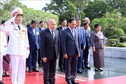 Quốc vương Campuchia Norodom Sihamoni đặt vòng hoa tưởng niệm các Anh hùng liệt sĩ