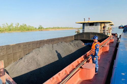 Cảnh sát biển bắt giữ tàu chở 400 tấn than không rõ nguồn gốc