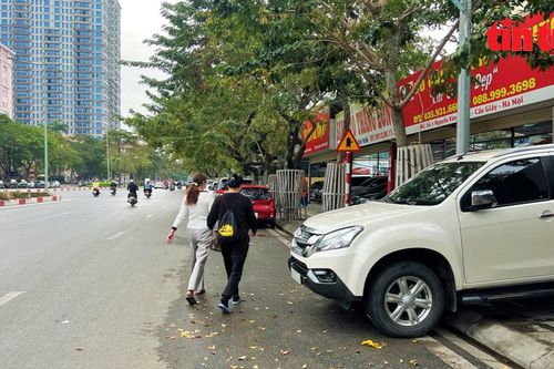 Vi phạm trật tự đô thị quanh trụ sở cơ quan công quyền quận Cầu Giấy, Hà Nội