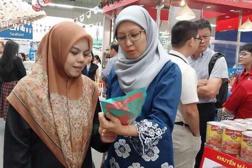 Người dân thích thú thưởng thức ẩm thực Malaysia tại TP Hồ Chí Minh